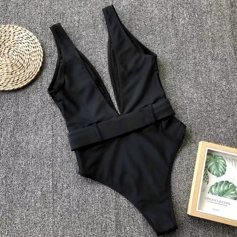 LAST S!!! Belted plunge V-neck onepiece swimsuit - Picture 8 of 8